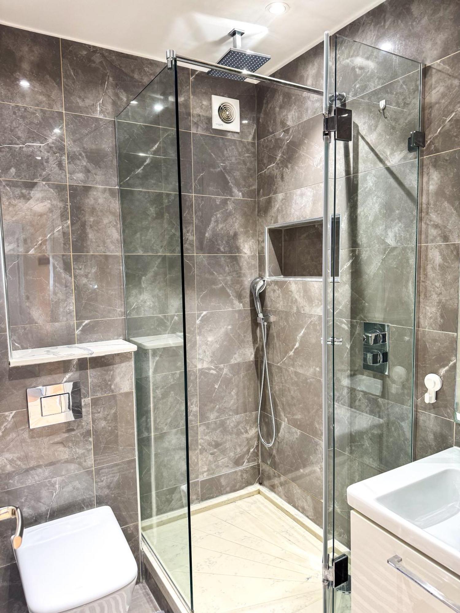 Hyde Park Corner Spacious 2 Bedroom London